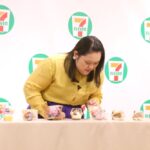 最初に食べる商品を真剣に選ぶ田辺智加さん