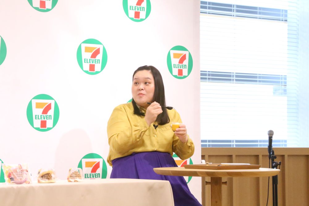 「かぼちゃの濃厚プリン」の味わいに驚く田辺智加さん