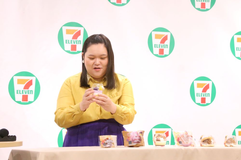 「2種の芋づくしパフェ」を嬉しそうに手に取る田辺智加さん