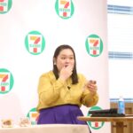 お気に入り商品の「もっちりホットク さつまいも」を実食する田辺智加さん