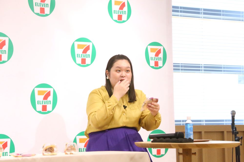 お気に入り商品の「もっちりホットク さつまいも」を実食する田辺智加さん