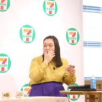 お気に入り商品の「もっちりホットク さつまいも」を実食する田辺智加さん
