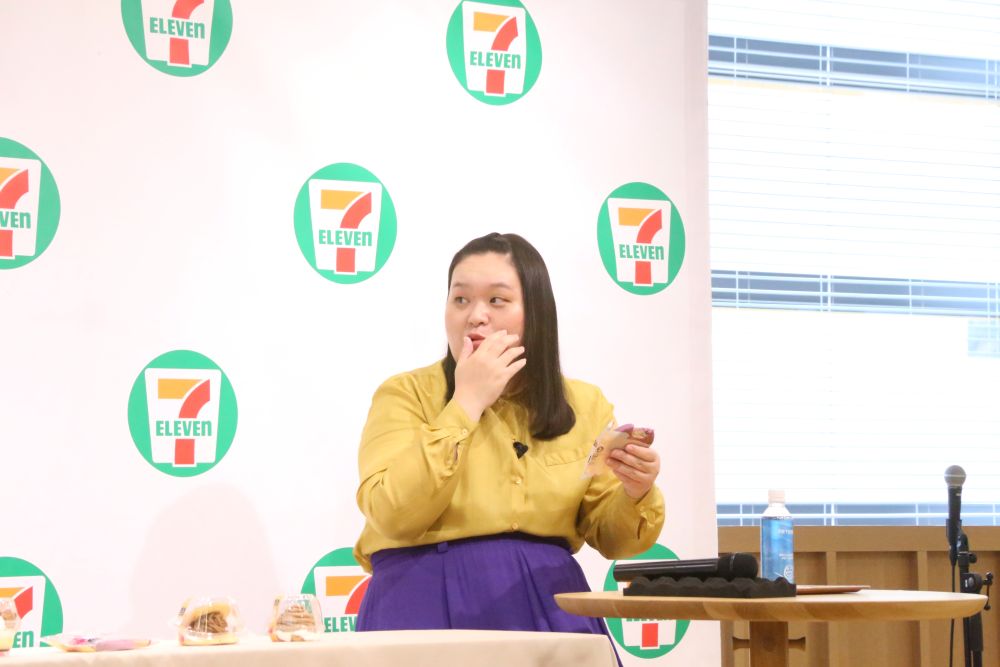 お気に入り商品の「もっちりホットク さつまいも」を実食する田辺智加さん