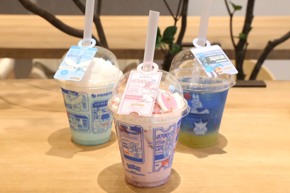 左から「チルタリスのココナッツブルーラテ」、「ニンフィアのルビーチョコレートラテ」、「ルカリオのゆずレモンスカッシュ」各種税込み990円