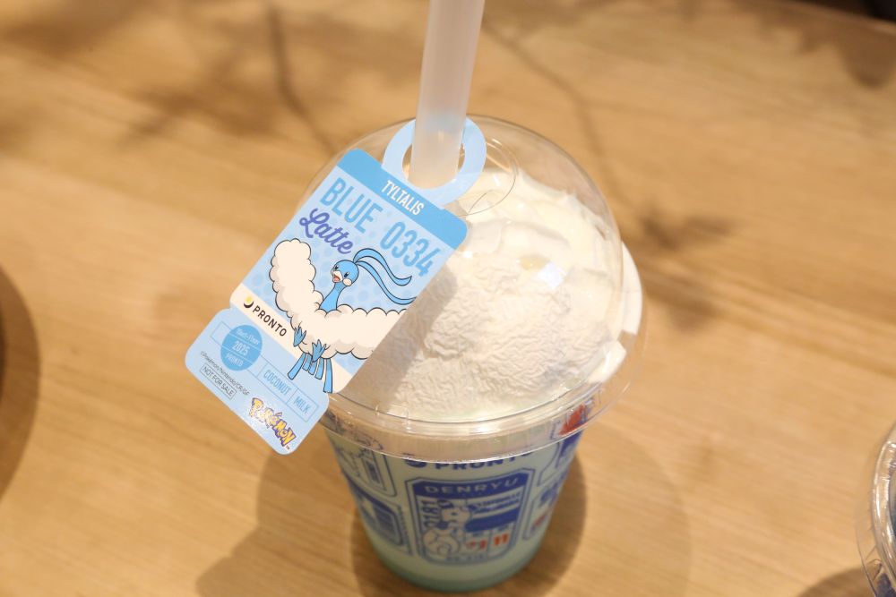「チルタリスのココナッツブルーラテ」税込み990円