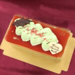 12月1日より発売する「クリスマスベリーとピスタチオショコラのバトン」税込み2,160円