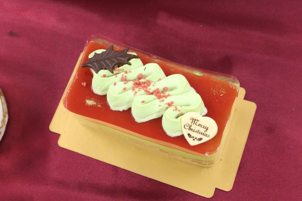 12月1日より発売する「クリスマスベリーとピスタチオショコラのバトン」税込み2,160円