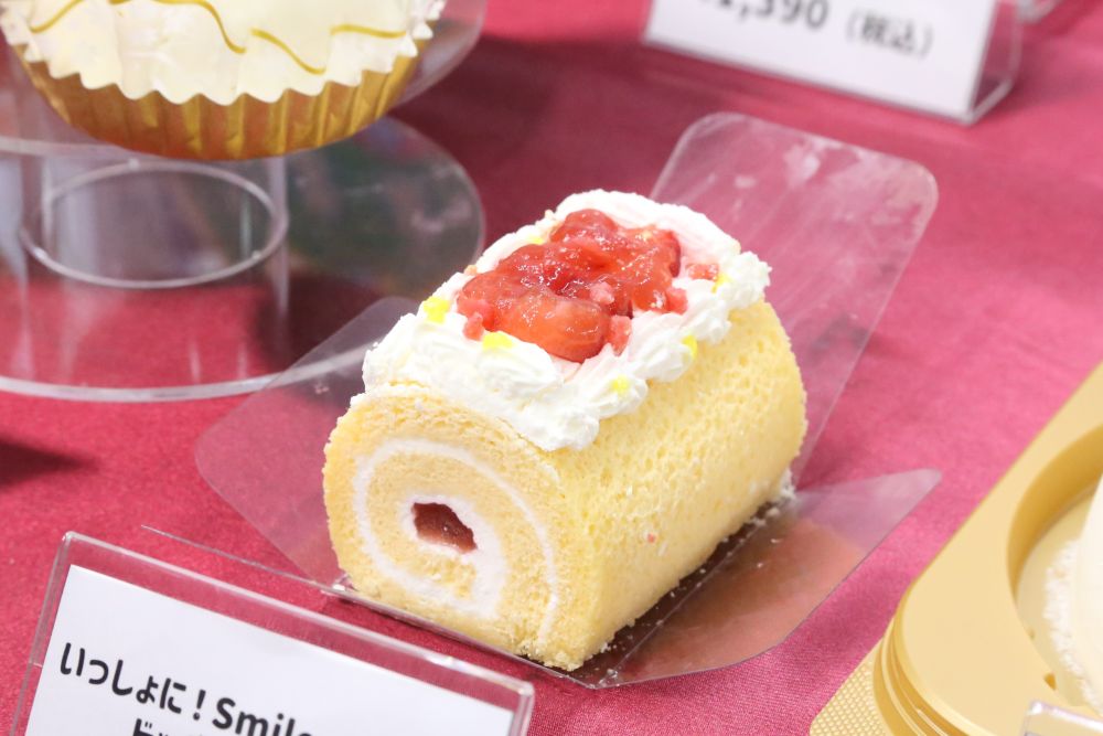 12月10日～12月25日に発売する数量・予約限定の「いっしょに！Smile Switch！ドッグのロールケーキ」税込み1,980円