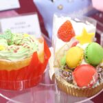 左から「クリスマスリースシフォン」税込み621円、「クリスマスマカロンツリー」税込み972円（いずれも12月1日より発売）