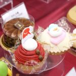 左奥から時計回りに「クリスマスティラミスチョコケーキ」税込み720円、「クリスマス雪だるまケーキ」税込み680円、「クリスマスサンタの苺モンブラン」税込み621円（いずれも12月1日より発売）