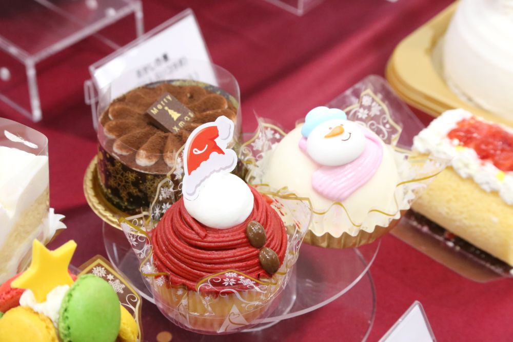 左奥から時計回りに「クリスマスティラミスチョコケーキ」税込み720円、「クリスマス雪だるまケーキ」税込み680円、「クリスマスサンタの苺モンブラン」税込み621円（いずれも12月1日より発売）
