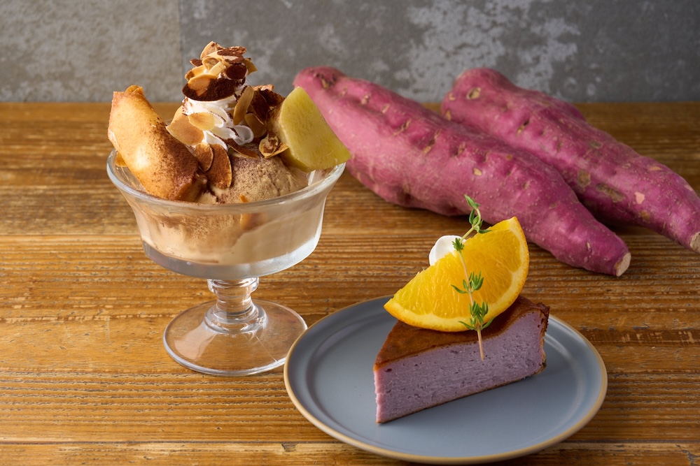 左から「黄金千貫さつまいものスイートポテトと林檎アイスのミニパフェ」、「黄金千貫さつまいもと紫芋のバスクチーズケーキ」