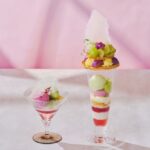 オプションメニューの「シャインマスカットのミルフィーユパフェ」ミニサイズ・税込み1,500円から、通常サイズ・税込み3,000円から(いずれもサービス料含む)