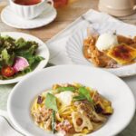 10月9日〜11月12日に一部店舗で販売される「パスタ サルシッチャとさつまいもの4種チーズソース」お茶付き・税込み1,683円