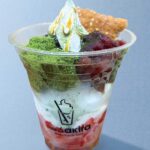 「おかべ×カフェアキラ」の「和み苺パフェ~抹茶と黒蜜のしらべ~」税込み980円