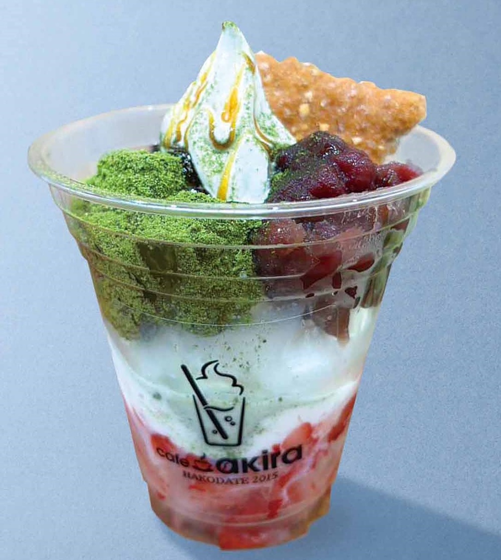 「おかべ×カフェアキラ」の「和み苺パフェ～抹茶と黒蜜のしらべ～」税込み980円