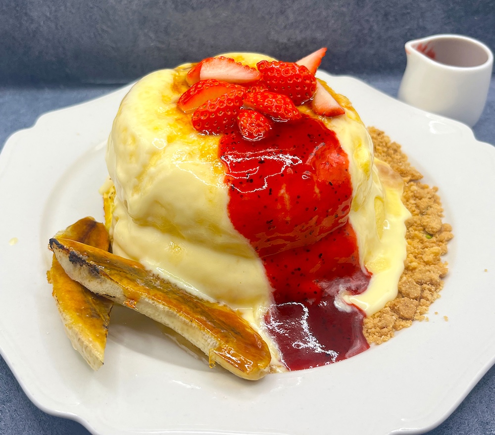 「いちごとカスタードブリュレのスフレパンケーキ～キャラメリゼバナナ添え～」1,600円