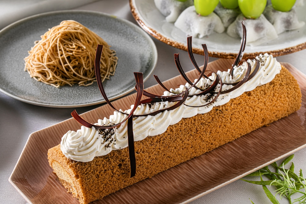 「ほうじ茶のロールケーキ」および「搾りたて和栗のモンブラン」のイメージ