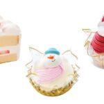 左から「クリスマスあまおう苺のショートケーキ」税込み780円、「クリスマス雪だるまケーキ」税込み680円、「クリスマスサンタの苺モンブラン」税込み621円