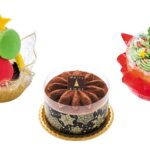 左から「クリスマスマカロンツリー」税込み972円、「クリスマスティラミスチョコケーキ」税込み720円、「クリスマスリースシフォン」税込み621円