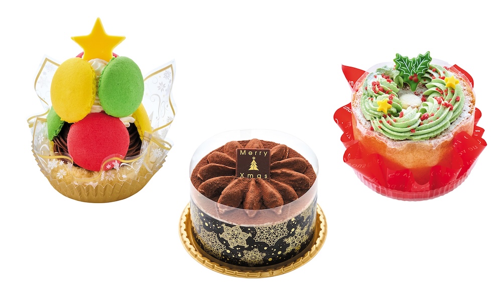 左から「クリスマスマカロンツリー」税込み972円、「クリスマスティラミスチョコケーキ」税込み720円、「クリスマスリースシフォン」税込み621円