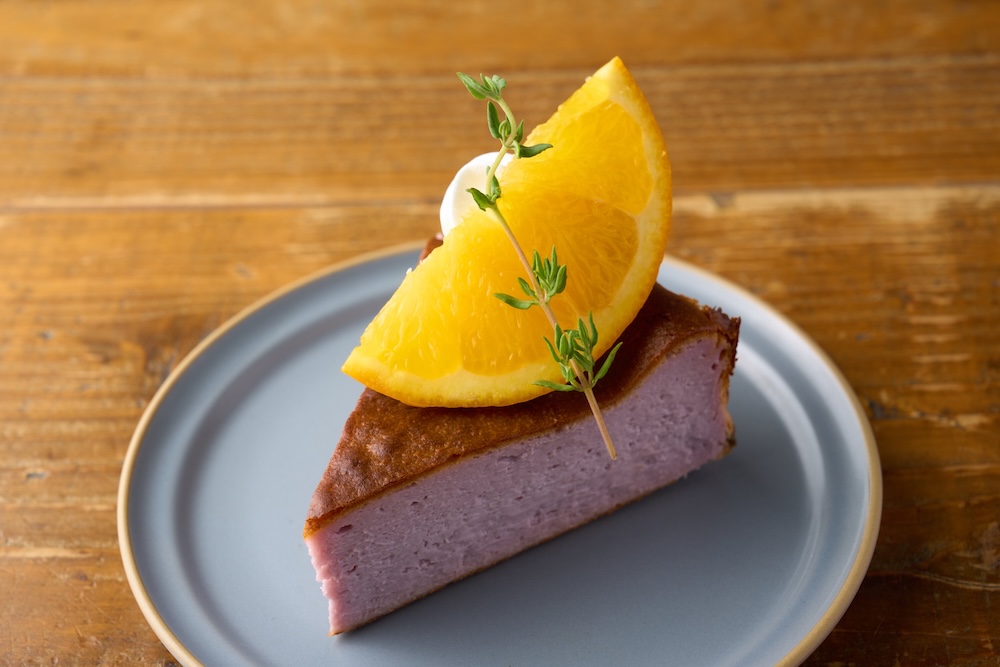 「黄金千貫さつまいもと紫芋のバスクチーズケーキ」税込み695円