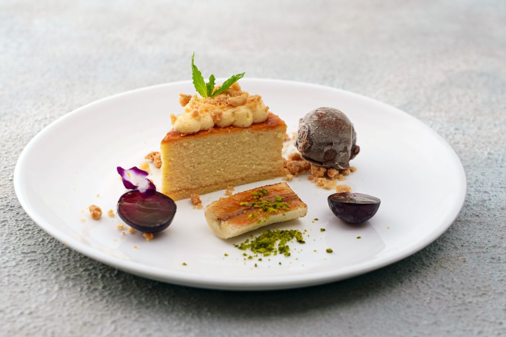 「ペストリーシェフ風戸のチーズケーキ チョコレートアイス添え」税込み1,800円(別途サービス料)