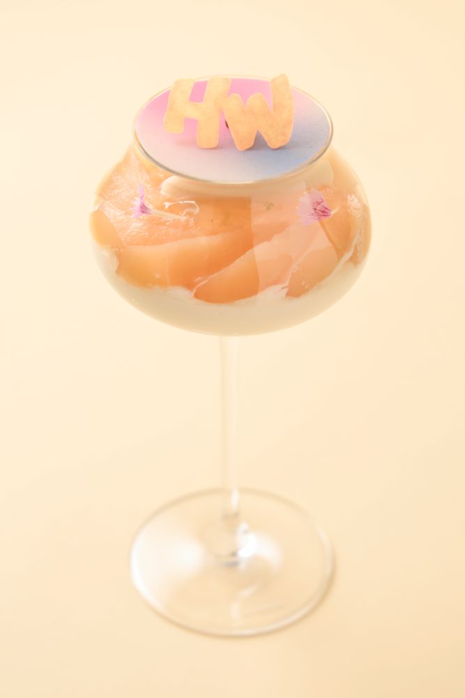 「グラフィティ・ペア―・パフェ（GRAFFITI PEAR PARFAIT）」単品・税込み3,500円、アフタヌーンティーセット・税込み10,000円（いずれもさいーびす料含む）