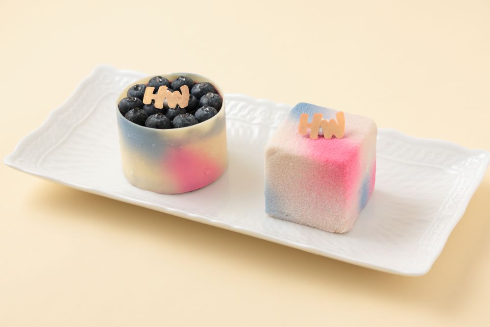 左から「グラフィティ ニューヨークチーズケーキ(Graffiti New York Cheesecake )」、「グラフィティ プラリネケーキ(Graffiti Praline Cake)」各種税込み1,200円