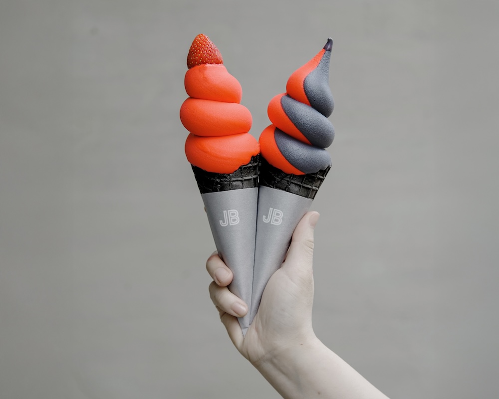 左から「ストロベリー」750円、「ブラック×ストロベリーミックス」750円