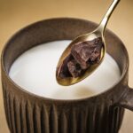 「ホワイトツリー」のチョコレートは砕いてホッとチョコレートにもおすすめ。