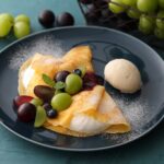 9月2日〜10月2日に販売される「シャインマスカットと巨峰のクレープ バニラアイス添え」税込み1,540円