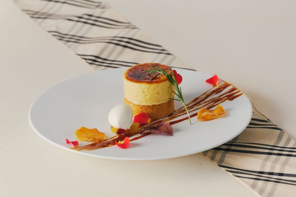 オプションメニューの「蜜芋とチーズのブリュレタルト」税込み1,590円から(サービス料含む)