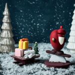 チョコレートフィギュアの「スノーボードサンタ」税込み6,500円、「クリスマスギフト」税込み3,100円