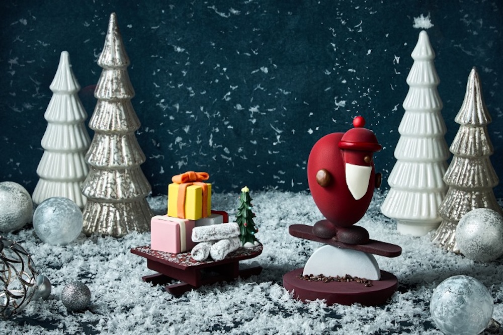 チョコレートフィギュアの「スノーボードサンタ」税込み6,500円、「クリスマスギフト」税込み3,100円