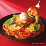 「スモークチキンとマスカルポーネのトマトパスタ」980円〜