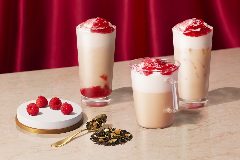 左から「レッド ラズベリー & ジョイフルメドレー ティー フラペチーノ」税込み776円〜、「レッド ラズベリー & ジョイフルメドレー ムース ティー ラテ」税込み687円〜、「レッド ラズベリー & ジョイフルメドレー ムース ティー ラテ」税込み687円〜