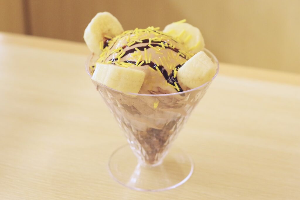 「CHIMMYとSHOOKYのチョコバナナパフェ」税込み530円
