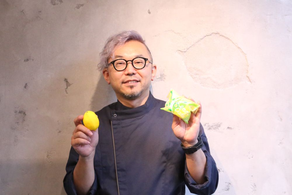 左から「パール洋菓子店」オーナー、レモン型のコンクリート壁のイメージ