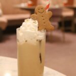 スペシャルドリンクの「アイスジンジャーブレッドラテ」税込み1,500円(サービス料含む)