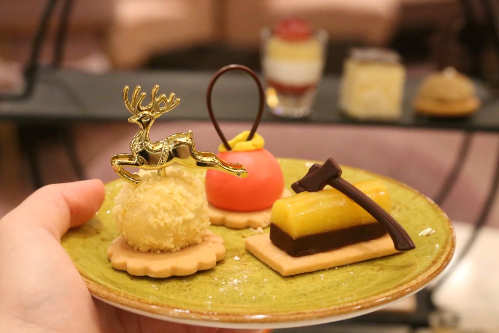 左から「メイプルクリーム」、「ラズベリーレアチーズケーキ」、「オレンジとチョコレートのミニブッシュ・ド・ノエル」イメージ