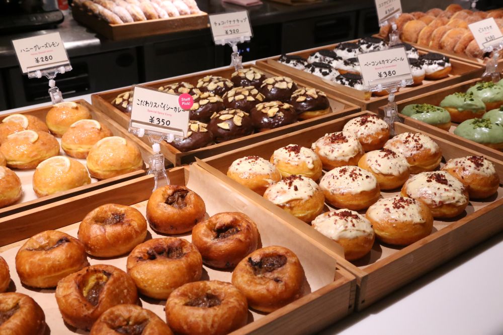 「ウィーラブドーナツ(WeLoveDonut)×TAKAGI COFFEE 神楽坂店」商品テーブルのイメージ