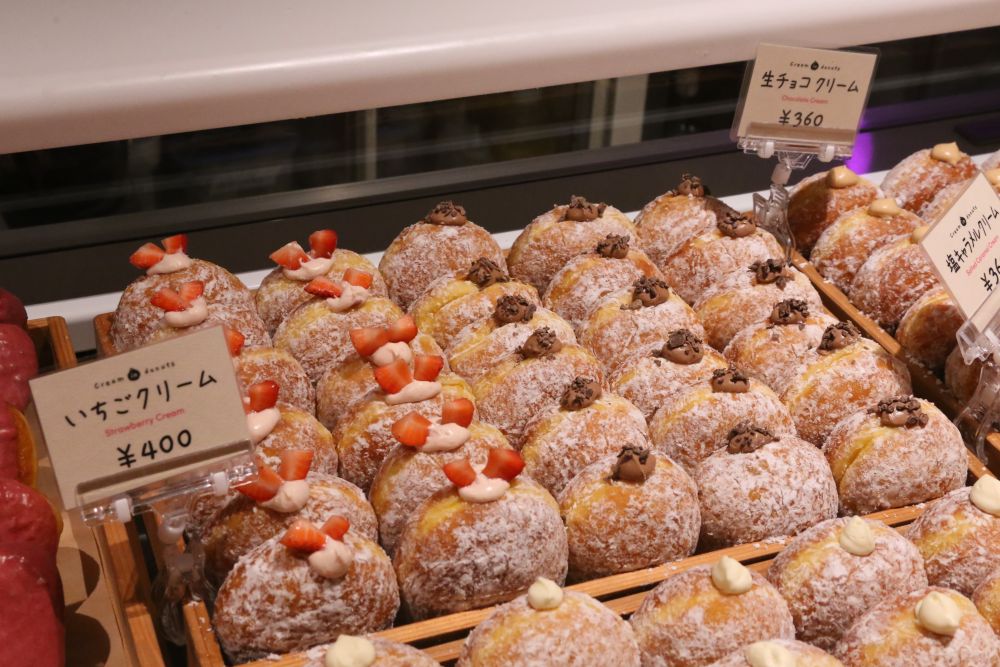左から「いちごクリーム」税込み400円、「生チョコクリーム」税込み360円