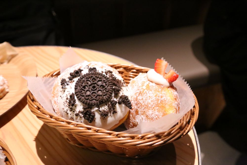 左から「ココアビスケット」税込み300円、「いちごクリーム」税込み400円