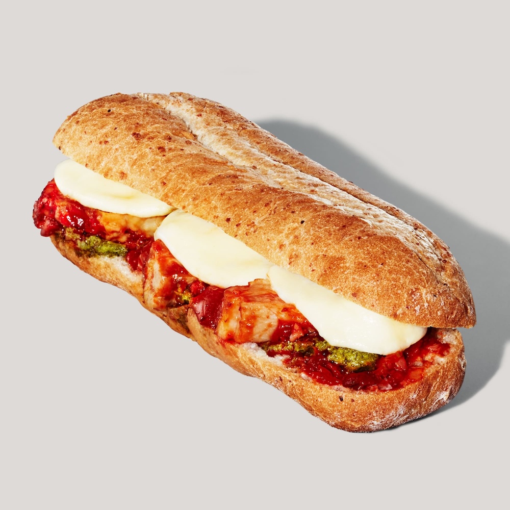 「トマトモッツァレラ＆バジルチキン 石窯フィローネ」税込み630円