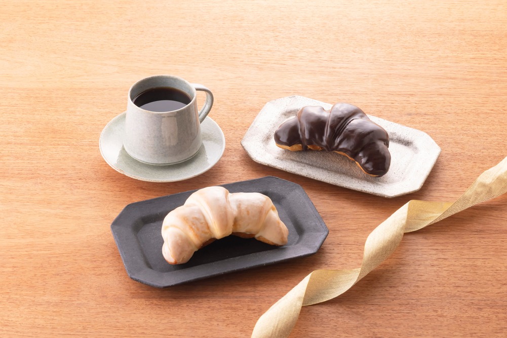 冬のご褒美にぴったり!チョコレートの濃厚な味わい 三日月型の贅沢スイーツパン2種が11/1から冬季限定発売!