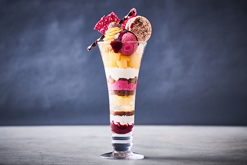 「洋梨とカシスのモンブランパフェ」イメージ