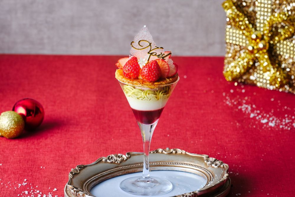 ミニサイズの「いちごのミルフィーユクリスマスパフェ」イメージ