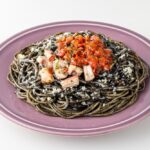 「ヤミ闇やみつき イカ墨パスタ」税込み572円(沖縄県除く)
