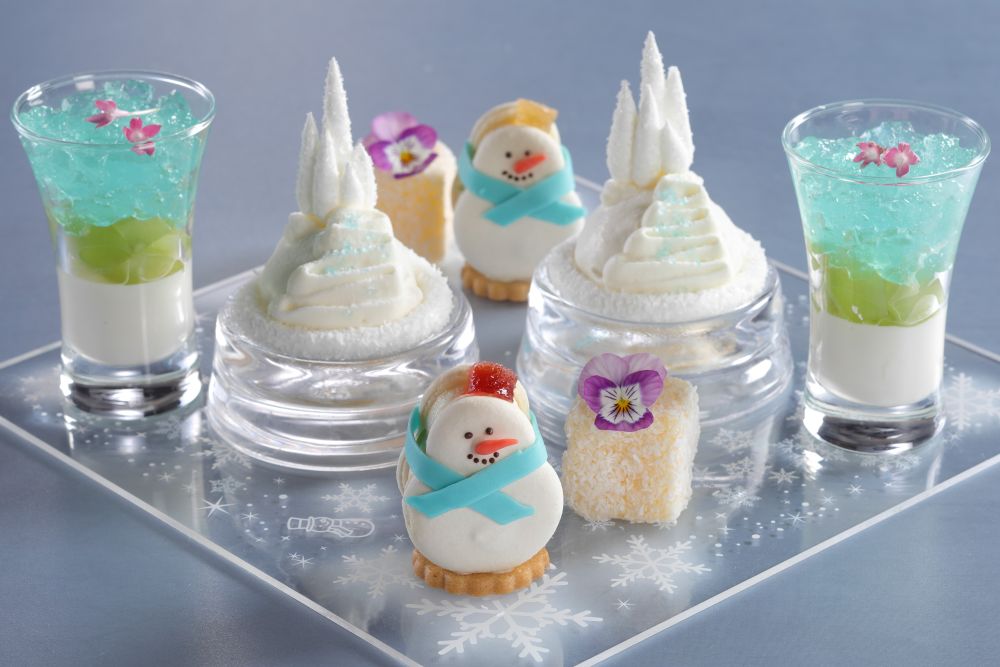 「クリスマス アフタヌーンティー～雪の女王とサンタクロースからの贈り物～」平日・税込み6,000円、土日祝日・税込み6,500円（いずれもサービス料含む）